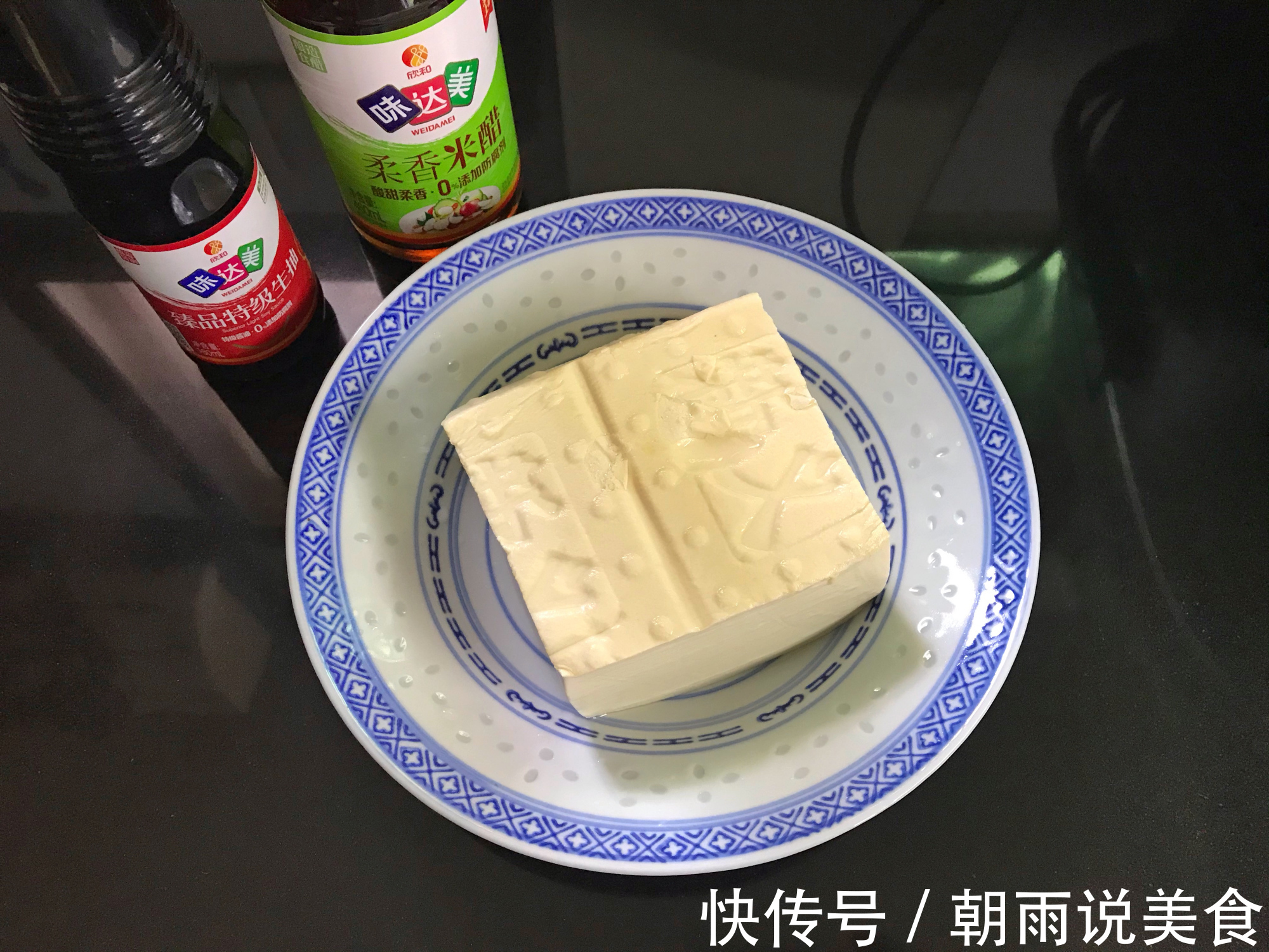 入秋后,豆腐此做法比肉好吃,2块做一盘,一周3次嫌不够