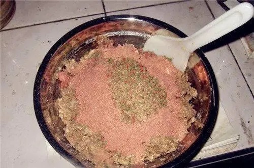 冬季钓鱼时,要知道“诱钓”很重要,在冷天也可以连竿不断