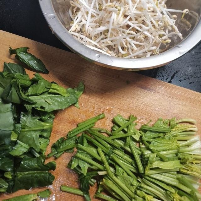 菠菜炒豆芽，家常快手小炒