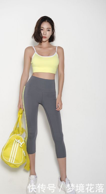 修身有型的打底裤美女，散发出时尚风情