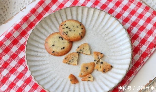 这零食用鸡蛋和面粉就能做,清香酥脆,搅一搅,烤熟就能吃,简单