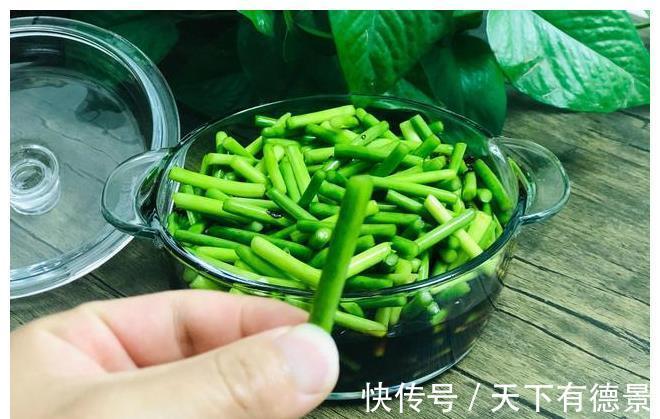 调味料|奶奶用了多年的腌蒜苔配方,腌好就能吃,每次腌一盆,半年都不坏