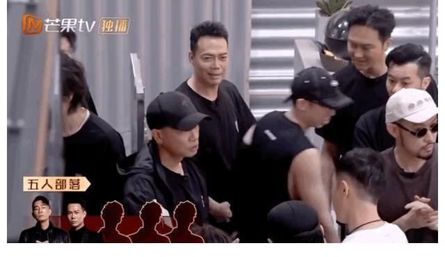 披荆斩棘的哥哥：陈小春招队友秒变山鸡哥，张智霖如同正派卧底