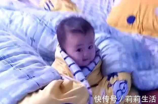 妈妈|妈妈边上睡觉,“萌娃”自己看电视,最后这小表情“亮”了