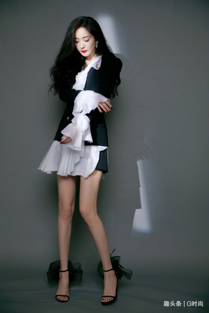 穿搭 明星们争相示范早秋穿搭，轻松舒适不失时髦感，还很容易学