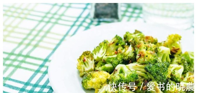 植物油|炒西兰花时，有人先焯水，有人直接炒，都不对，教你正确做法！