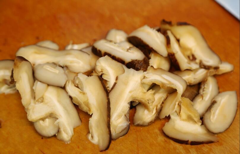 香菇加上豆腐这么做最绝配,上桌就香气四溢,比大鱼大肉都好吃