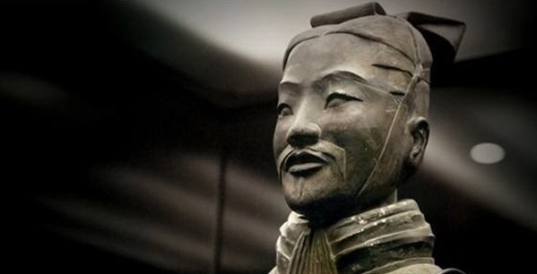 谜题!兵马俑真是用活人烧制?一尊兵马俑裂开后,千古谜题终于天下大白