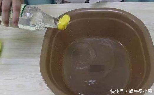 拖鞋穿久了“发黑又发臭”？保姆将它泡“水”里，清洁贼干净