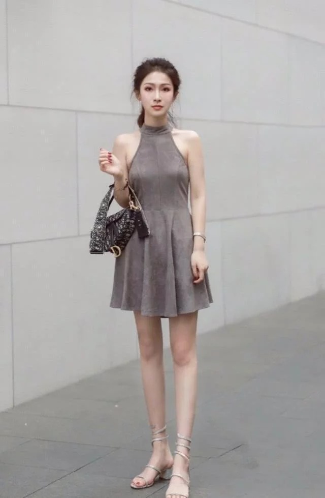 街拍:温柔可人的小美女,身穿吊带连衣裙,时尚清新靓丽