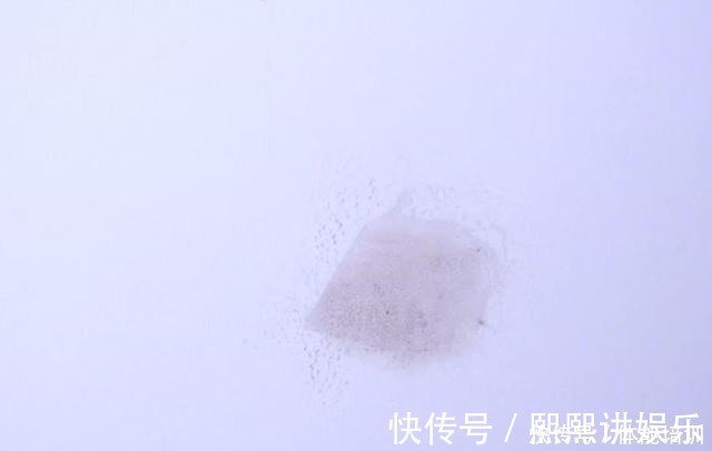 蜡笔|白墙被乱涂乱画,白墙上的污渍怎么去除,教你去除墙壁污渍小妙招!