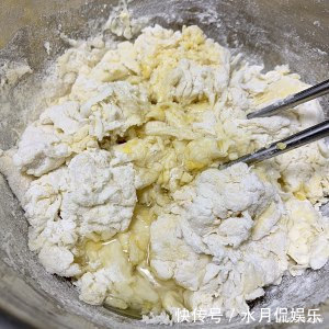 好学|早餐油条别再买了,这种做法简单又好学,炸出来的油条蓬松酥脆