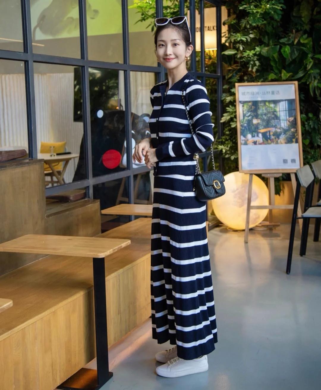 阔腿裤|秋季最火穿搭指南,条纹衫搭配半身裙或者白色阔腿裤,高级时髦!