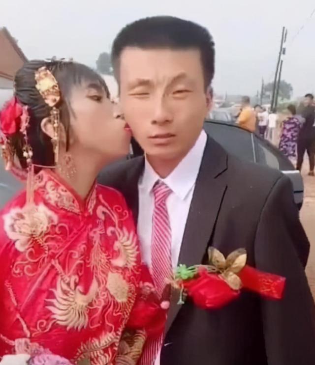 丈夫|“鞋拔子脸”新娘走红,丈夫表情亮了,网友:一个有矿,一个有债