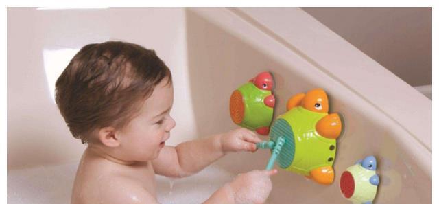 澡盆|给孩子洗澡忘带毛巾,妈妈转身去拿,回来后女儿“永远”闭上双眼