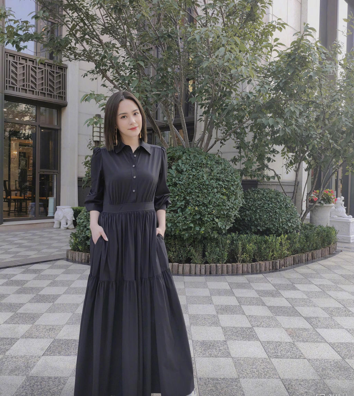 阿娇气质全开,穿黑色吊带连衣裙超洋气,发型有点浮夸,但很吸睛