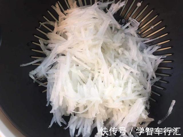 温水|半根萝卜一个鸡蛋，用筷子搅一搅，5分钟搞定全家人的早餐