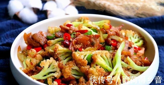 干锅花菜这么做，色泽鲜亮嫩黄，肉汁与花菜相互渗透，香辣又爽口！