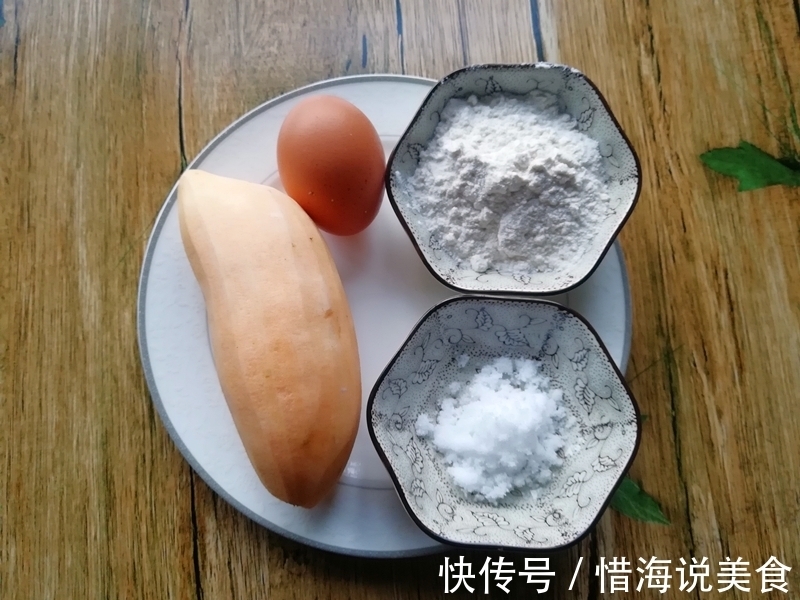 两个鸡蛋，一个地瓜，搅一搅，煎一煎，一会就做出一份早餐鸡蛋饼