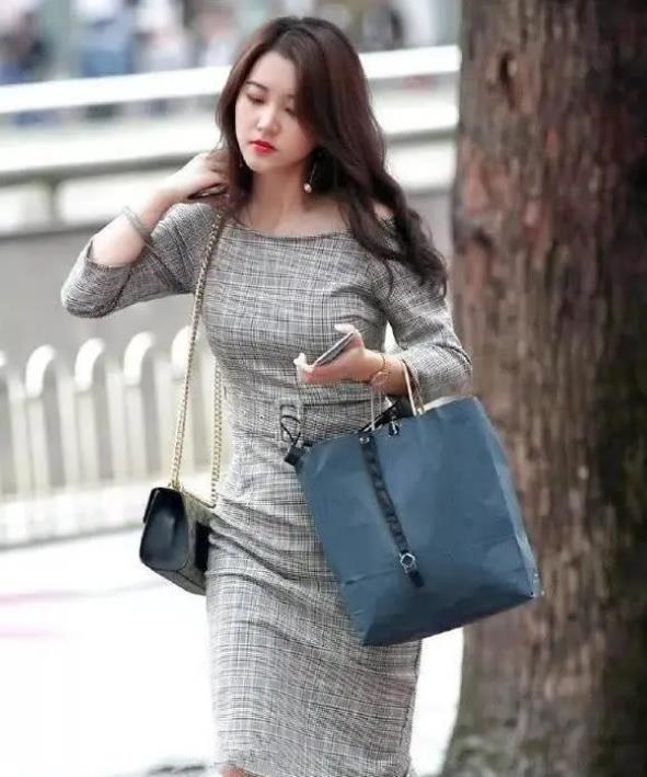 街拍般般入画的美女，一条灰色的连衣裙，时尚达人气质