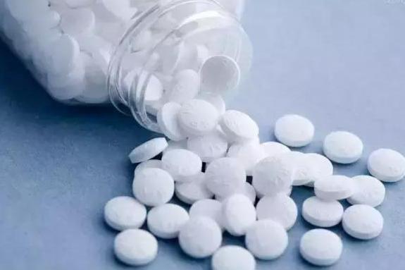 买来玫瑰花插水瓶里,该怎么保鲜、延长花期这些诀窍全告诉你