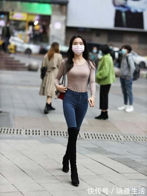 长筒靴 卡其色打底衫配牛仔裤，尽显高级质感的美，美的自信有范