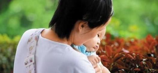 虐娃|月嫂进屋后感觉不对，抱起孩子撒腿就跑，事后家长奖励她3万块