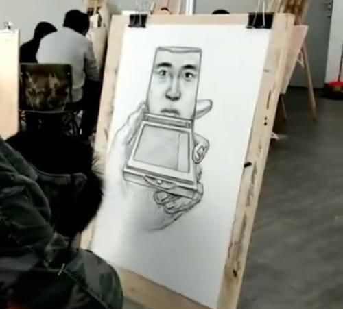 试卷@美术生“倒数第一”试卷走红,说好的自画像,与本人却相差甚远