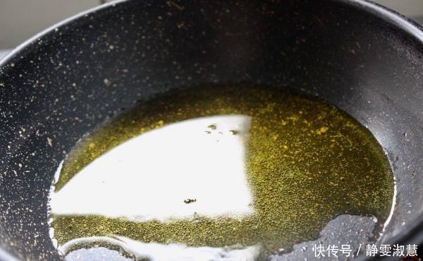 尖椒炒鸡蛋第1步放油就错了，难怪不嫩不香，看大厨教你正确做法