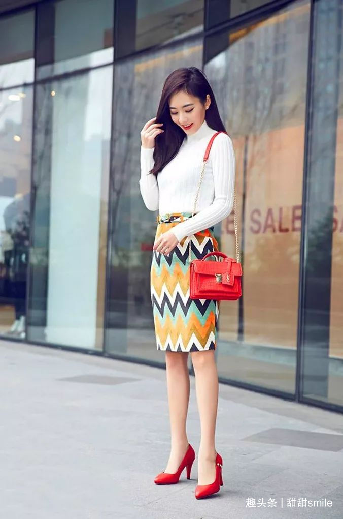 黑色|美女搭配一双白色黑色相间的高跟鞋,既修饰了腿型,又彰显了时尚