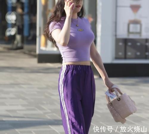 紫色|街拍身材姣好的小姐姐,紫T恤搭配紫色运动裤,既休闲又时尚