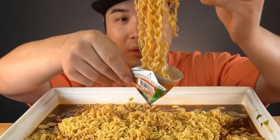单纯|大胃王直播吃30斤泡面,刚喝一口汤就露馅了,网友怪我太单纯