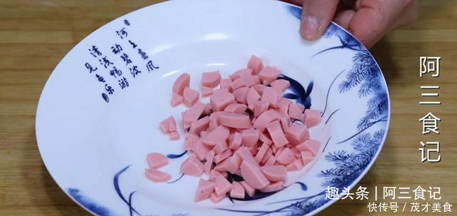 鸡蛋|土豆里加3个鸡蛋，教你新做法，比吃红烧肉还香，营养又下饭