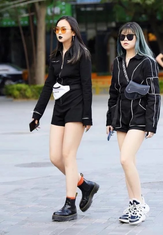 朋友|街拍:个性的阔腿裤穿搭的小姐姐,洒脱飘逸,时髦到没朋友