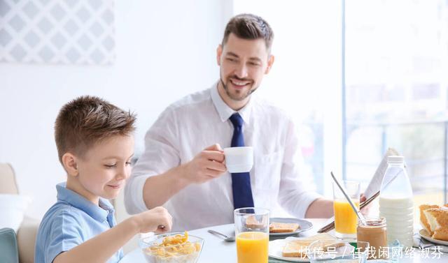 初一男孩和母亲发生矛盾不想上学,爸爸这样做让儿子重返课堂