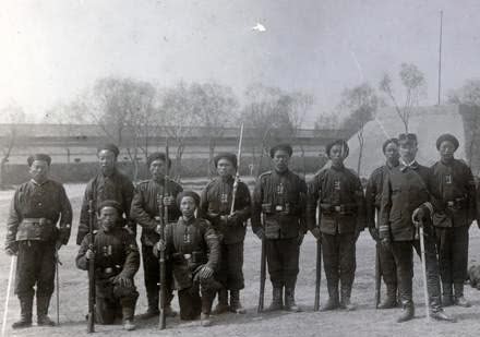 俘虏|他是大清总督，因战败被英国人俘虏，每天关在玻璃笼中，供人观赏