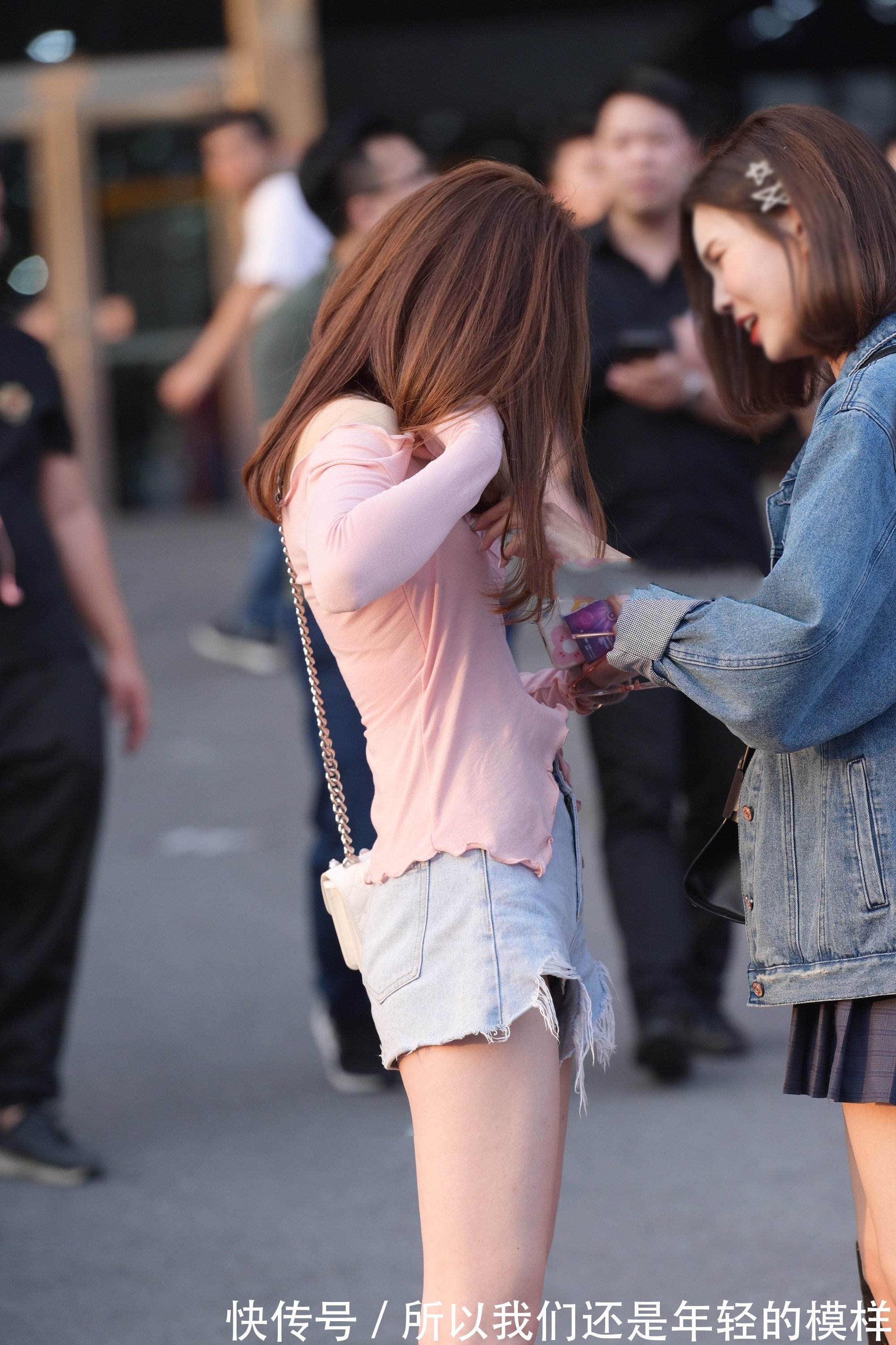 浅蓝色|粉色长袖搭配浅蓝色裤子, 清纯感十足