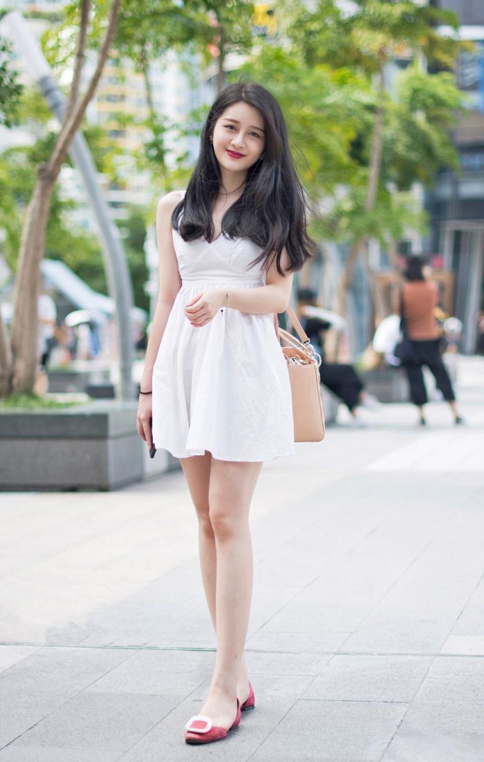 身材苗条|身材苗条的小美女,一头黑发十分养眼,腿型好看令人羡慕