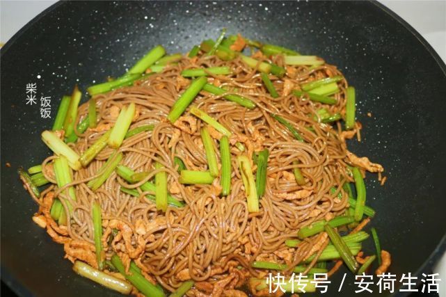 芹菜|夏季晚餐不用愁，这样做简单又省事，低脂还饱腹，我家常做