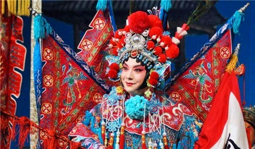 两军交战时,战士盔甲厚重为何还要背一支护背旗?专家:不背会死