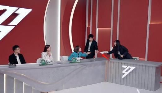 《浪姐2》开播，黄晓明把纸巾递给李菲儿被拒。现场非常尴尬