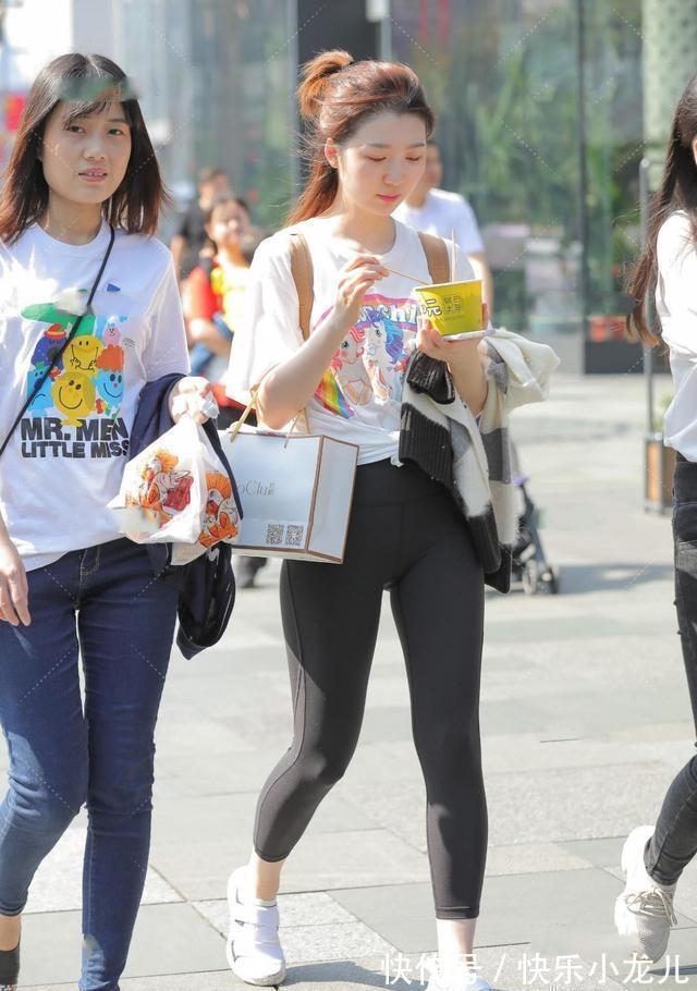 甜美 甜美时尚的打底裤穿搭让人眼前一亮,展现英姿飒爽,运动范儿
