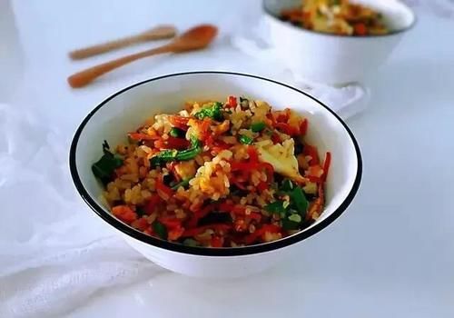 红萝卜和什么菜一起炒好吃？