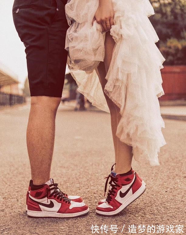 乔丹 谁说结婚一定要穿高跟鞋婚纱配AJ球鞋,引领2021潮流新趋势!