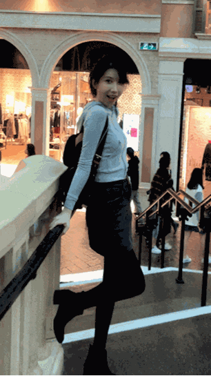 |搞笑GIF:买了双鞋子掉毛就认了,结果还自带染色功能