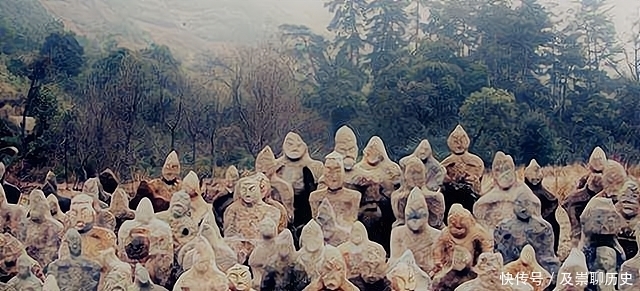 立在|万尊石像立在山间,诡异面孔让人敬畏,规模远超兵马俑
