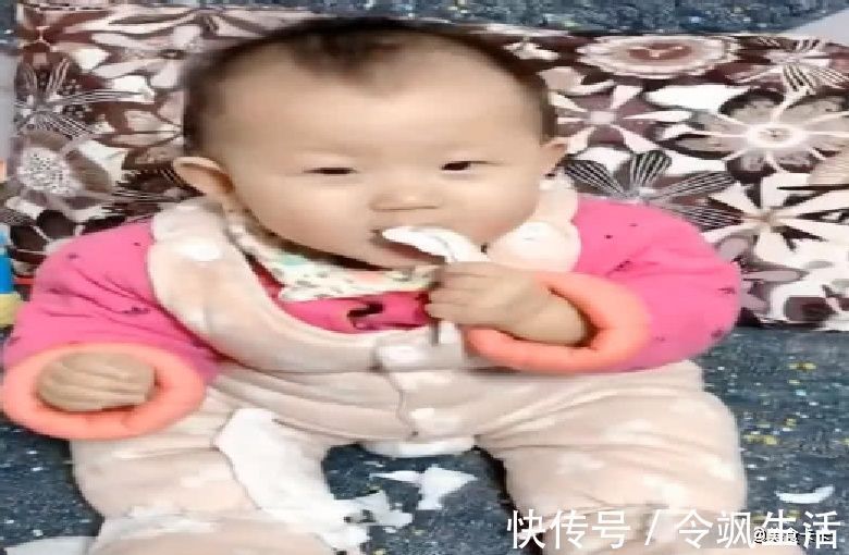 卫生纸|1岁萌宝自己玩游戏，妈妈一看，这游戏真省钱呐