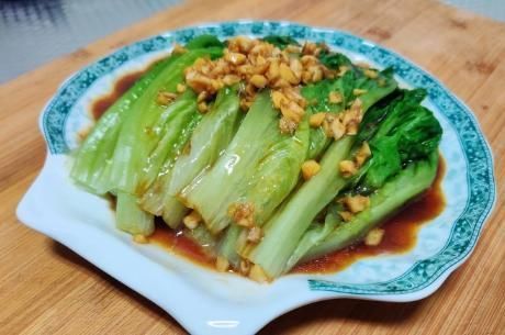 红辣椒|生菜一下锅焯水就发黑？大厨教我1招，生菜翠绿不发黑，更入味