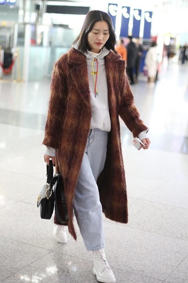 刘雯的178身高真不白给，标准九头身帅气有型，头上的小红花亮了