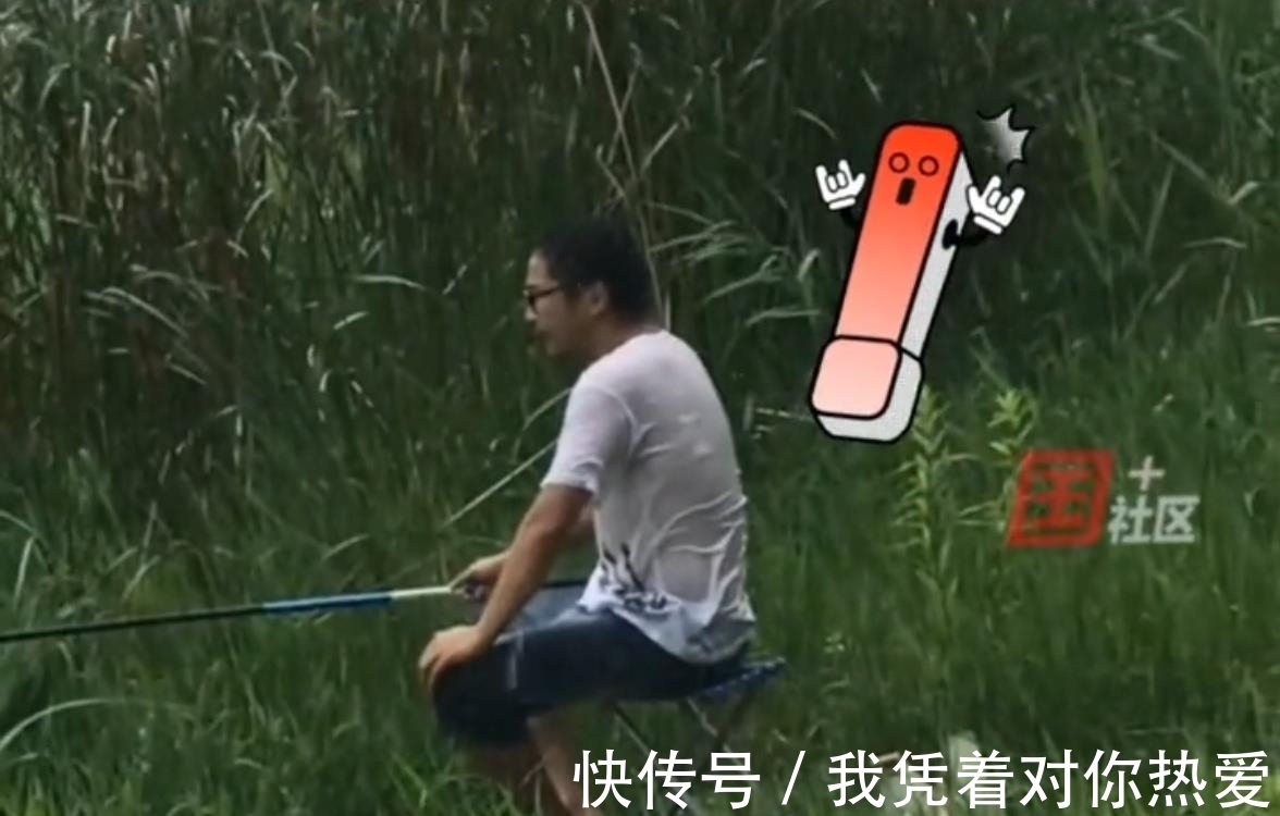 鱼儿|江苏一男子钓鱼，下大雨也纹丝不动，妻子：他总觉得下一秒是大鱼